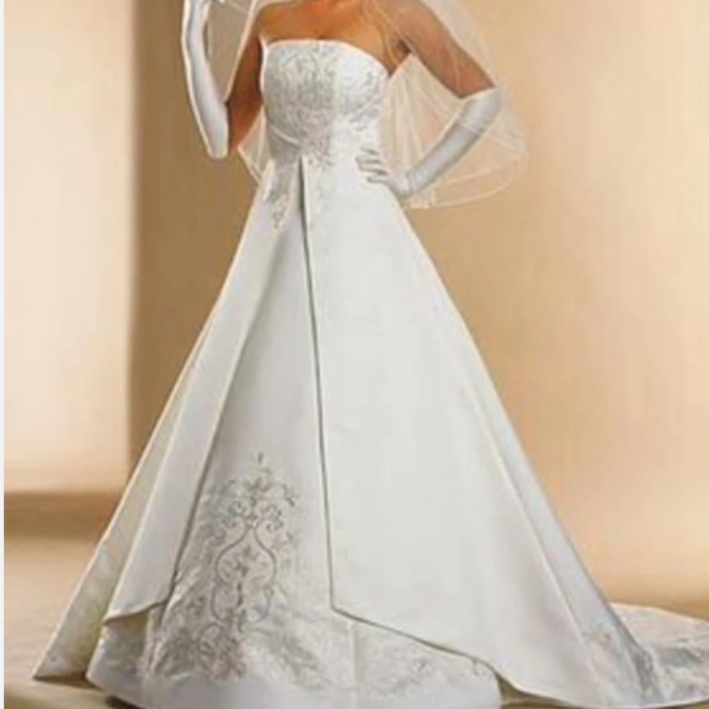 David's Bridal St Tropez Wedding dress